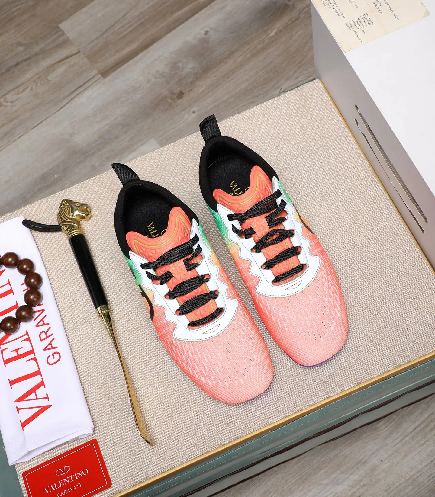Men's Men's Shoes 💰620 VALENTINO 🌹🌹🌹2025 Valentino's latest spring sneakers! The counter 🔥 recommends RUNBOOT, which is lightweight and comfortable. It has a multi-functional design that integrates blue sneakers, running shoes, and fashionable sneakers to create a cool on-foot effect. ♥️♥️Fashionable sneakers that are sought after by many popular celebrities and fashion influencers♥️♥️. 👉All-round original 1:1 high-end production 👉Fabrics: Two options: delicate, soft and comfortable eyelet lambskin and high-end technical fabrics 👍Super soft suede special lining inside 👍Outsole wear-resistant TPU material 👍Full set of original counter packaging